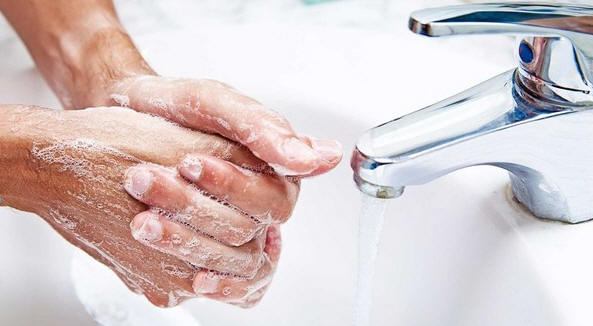 На фото – человек моет руки