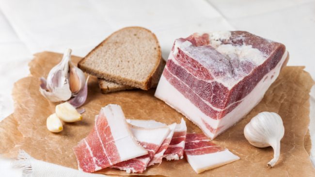 Сало и бекон: чем они полезны, и чем вредны