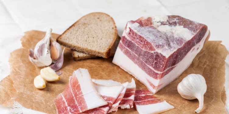 Сало и бекон: чем они полезны, и чем вредны