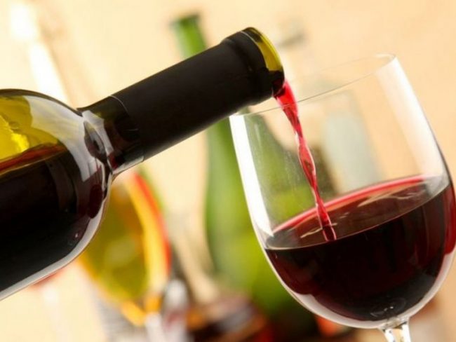 Почему иногда полезно выпивать бокал красного вина?