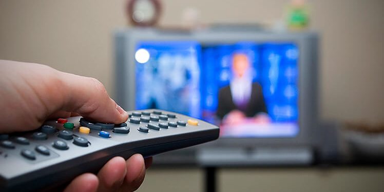 Почему сон при работающем телевизоре опасен для фигуры и здоровья