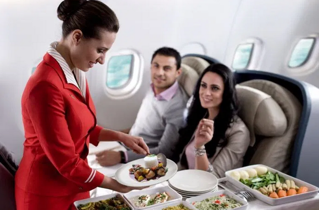 Стюардесса рассказала, чем опасна еда в самолете