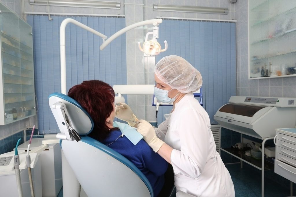 Стоматолог назвал четыре причины для замены пломбы