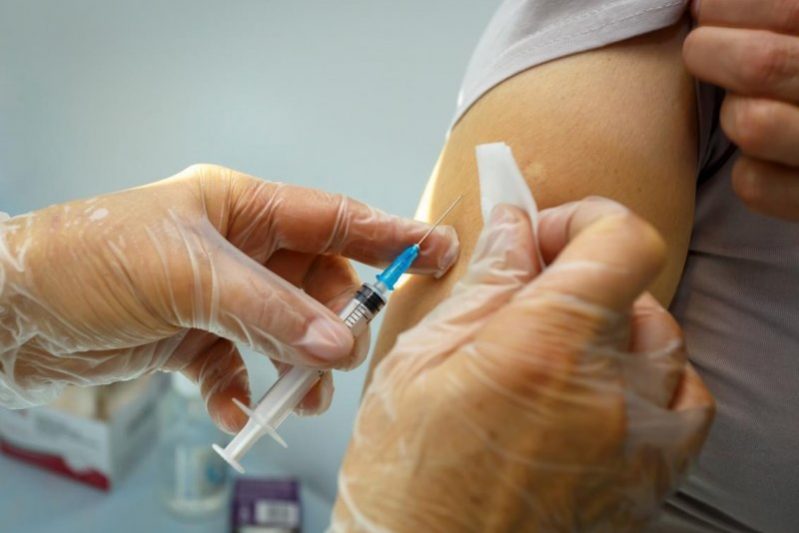 Тотальная вакцинация от коронавируса в РФ начнется осенью