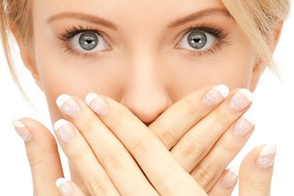 Назван способ избавиться от неприятного запаха изо рта по утрам