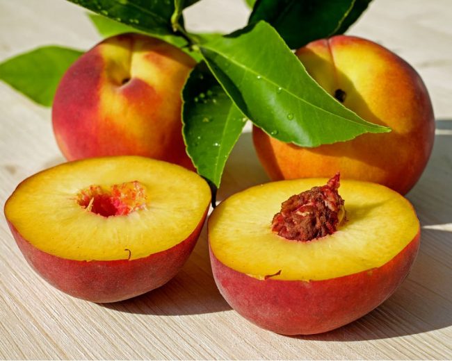 Эксперт рассказал, при каких болезнях полезно есть персики