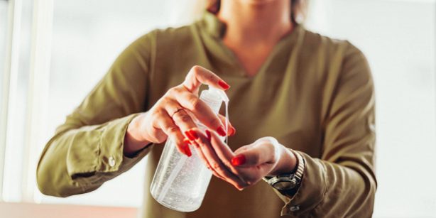 Стало известно, как быстро гибнет коронавирус в воде комнатной температуры