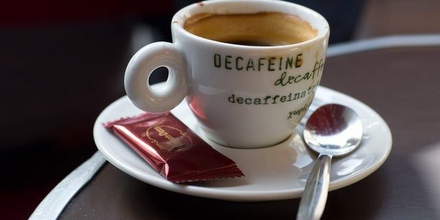 Ароматный, но не бодрящий — зачем пить кофе без кофеина?