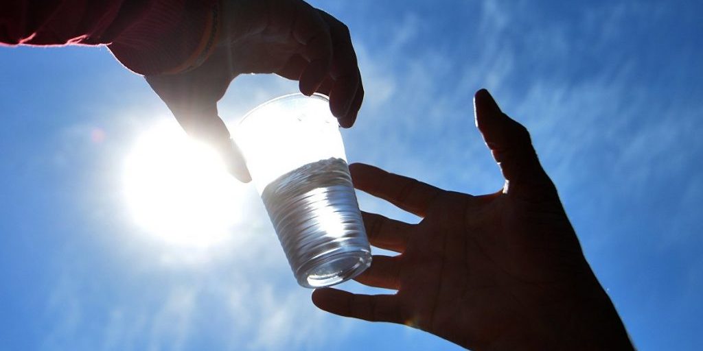 Укрепляет иммунитет и ускоряет обмен веществ: пить воду натощак по утрам очень полезно