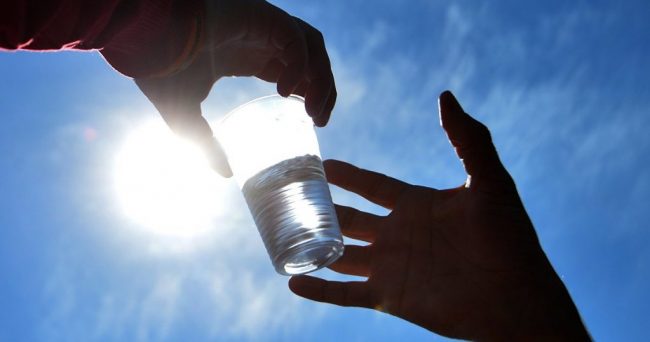 Укрепляет иммунитет и ускоряет обмен веществ: пить воду натощак по утрам очень полезно