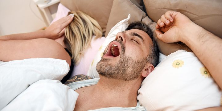 Медики рассказали, чем опасен храп и в каких случаях пора идти к врачу