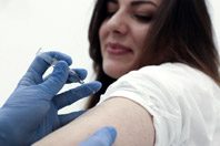Частные клиники могут заняться бесплатной вакцинацией россиян