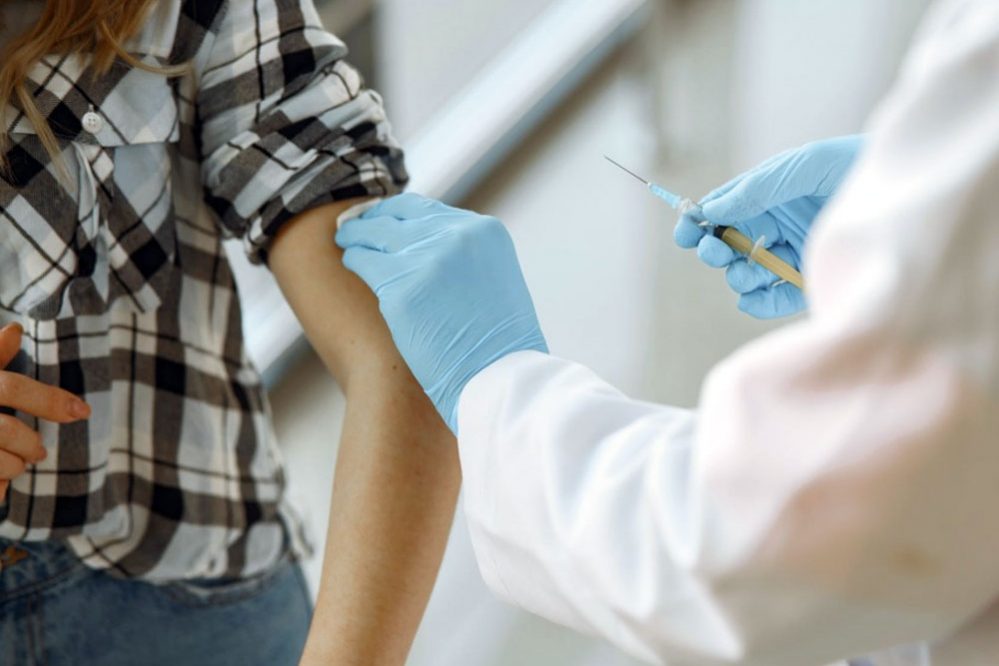 До 60% россиян вакцинируют бесплатно