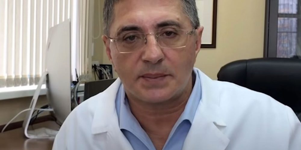 Доктор Мясников раскрыл пять главных признаков опасных родинок