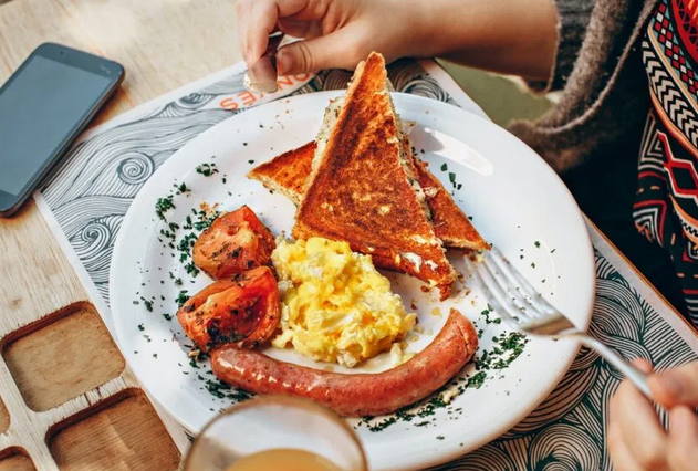 Назван оптимальный перерыв между приемами пищи