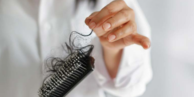 Переболевшие COVID-19 россияне пожаловались на выпадение волос клочьями