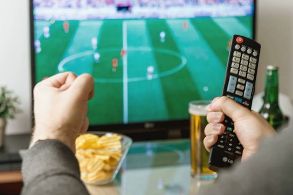 Перекусы перед телевизором опасны для здоровья