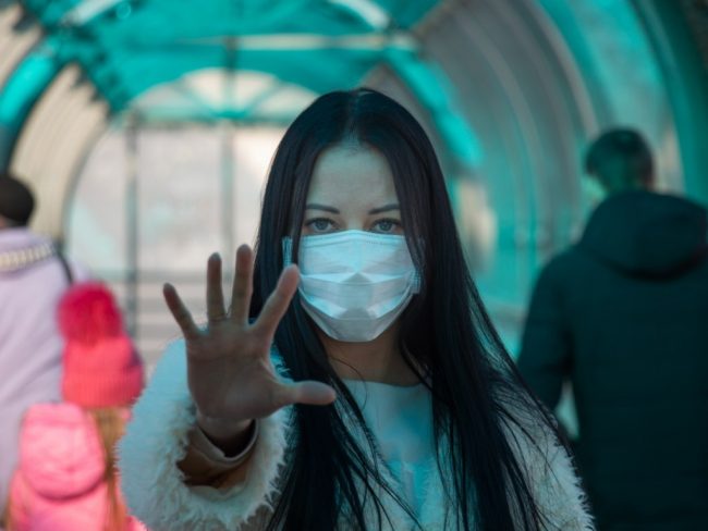 Врач рассказал об ошибке, которая мешает россиянам победить коронавирус