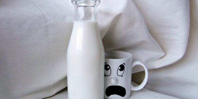 “Буря” в животе от стакана молока?