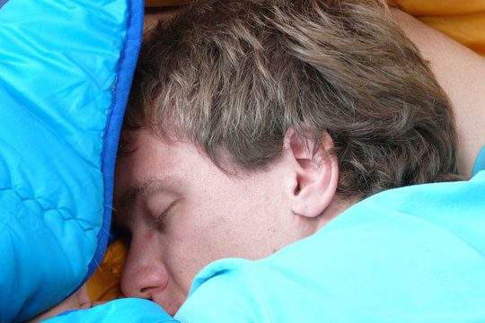 Недостаток и избыток сна связаны с ухудшением работы мозга