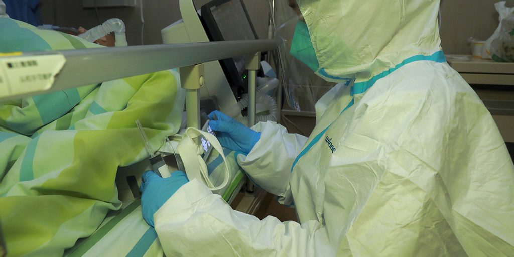 Названа наиболее подверженная смерти от коронавируса категория россиян