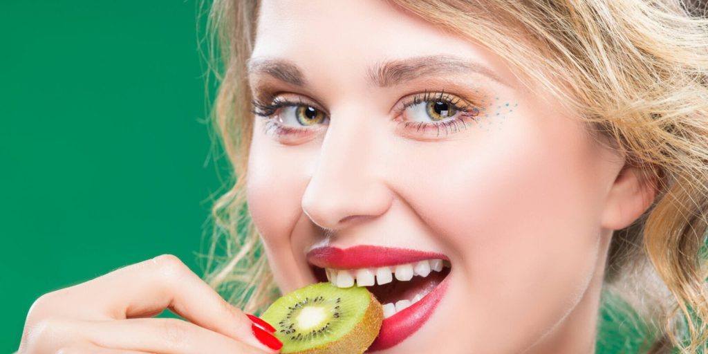 Кровоизлияния и кровоточивость десен — признаки дефицита важного витамина