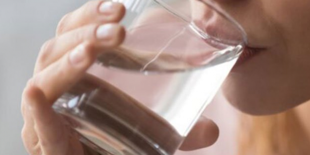 Гастроэнтеролог Дианова рассказала о последствиях замены воды другими напитками