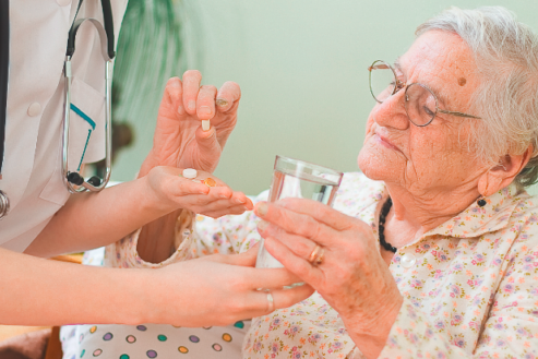 Забывчивость, потеря ориентации: ученые назвали первые признаки болезни Альцгеймера