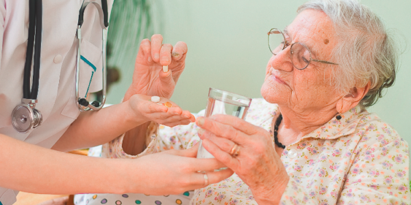 Забывчивость, потеря ориентации: ученые назвали первые признаки болезни Альцгеймера