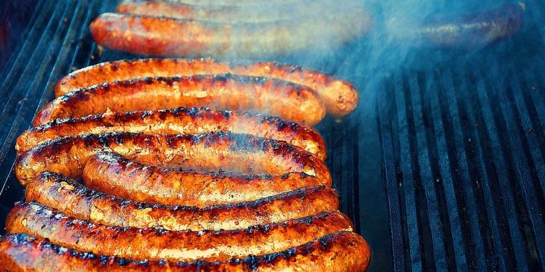 Колбасы и консервы: эксперт назвала смертельно опасные продукты