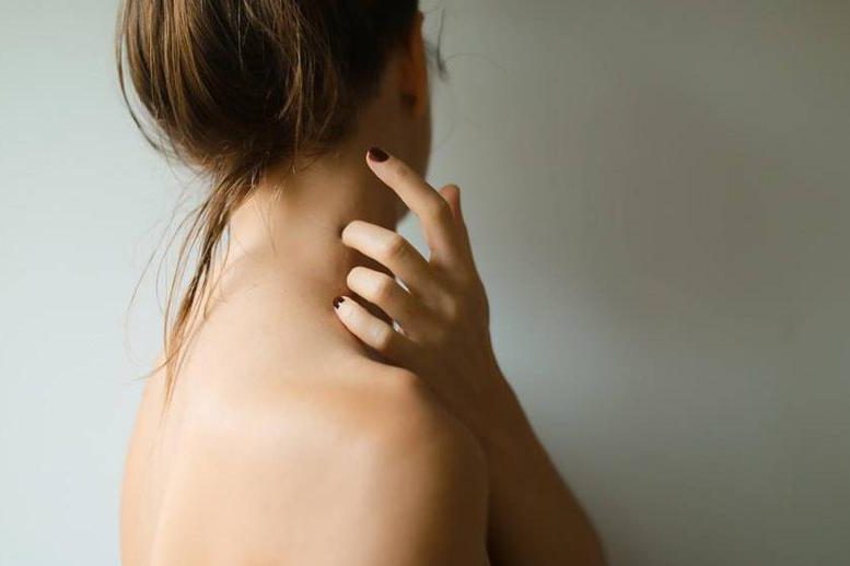 Британские медики рассказали, о чем говорит боль в районе правой лопатки