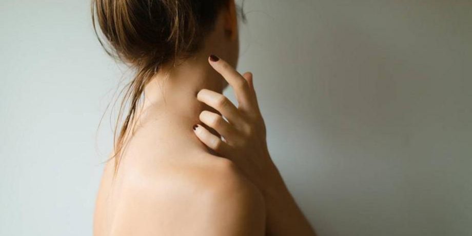 Британские медики рассказали, о чем говорит боль в районе правой лопатки