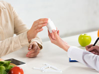 Диагностикой нехватки витаминов может заниматься только врач, подчеркивает специалист