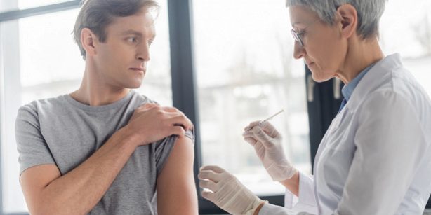 Врач советует привиться от COVID людям со слабым иммунитетом