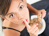 Диетолог запретила отвлекаться во время еды и есть на ходу