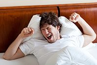 Эксперт: отдельным людям не стоит завтракать сразу после пробуждения