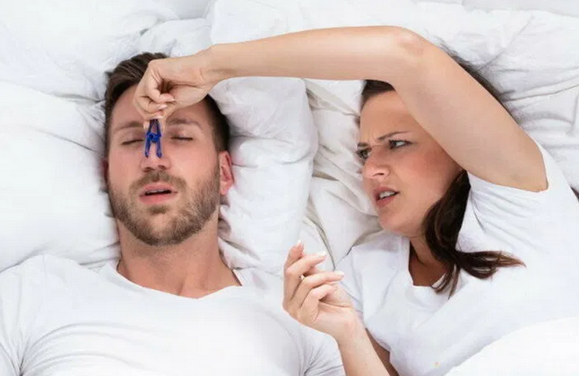 Названы причины храпа и способы борьбы с этой проблемой