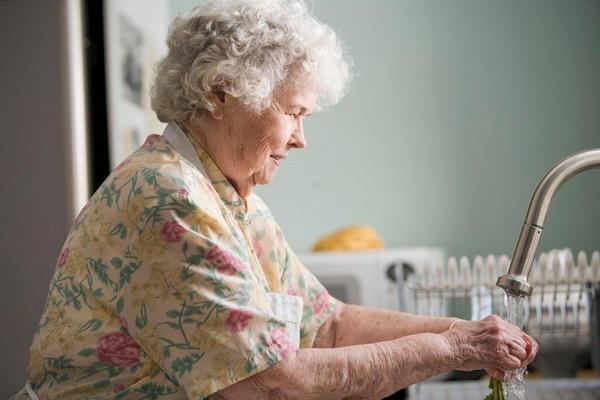 Исследователи рассказали, как пожилым людям снизить риск смерти