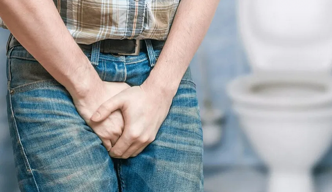 Недержание мочи у мужчин и женщин: названы главные причины