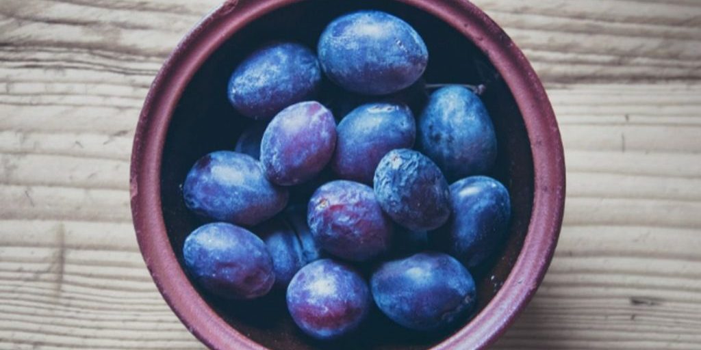 Диетолог Гинзбург посоветовал гипертоникам есть сливу