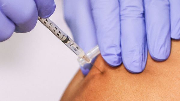 Опрос: американцы винят вакцины от COVID в смертях своих знакомых