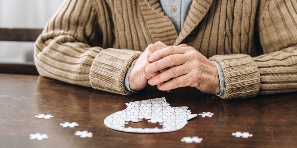 Чтение, головоломки и настольные игры могут отсрочить болезнь Альцгеймера на 5 лет
