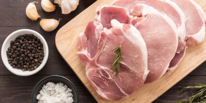 Действует как алкоголь: ученые обнаружили связь между употреблением свинины и циррозом печени