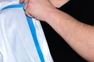 Врачам разрешили снять противочумные костюмы в красной зоне