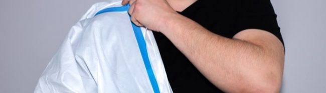 Врачам разрешили снять противочумные костюмы в красной зоне