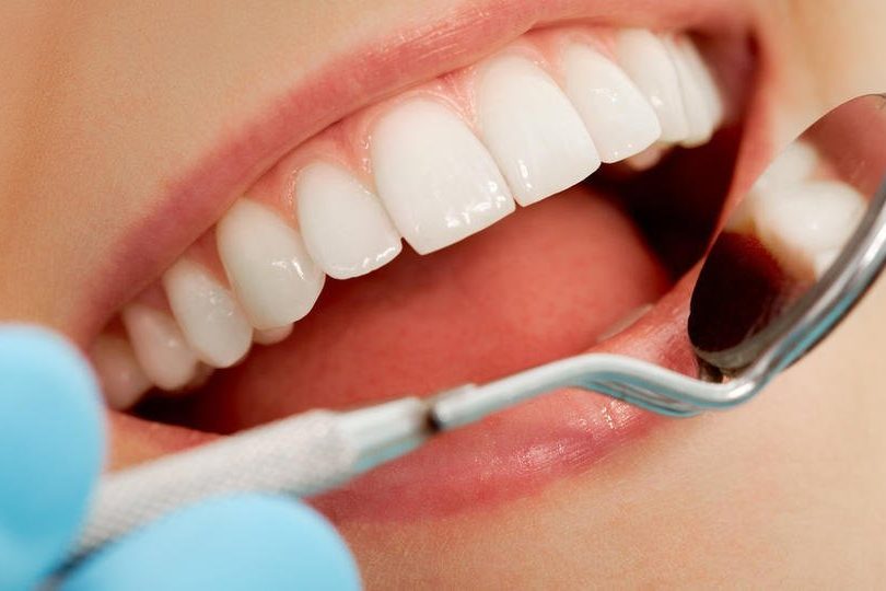 Стоматолог назвала опасной чистку зубов после завтрака