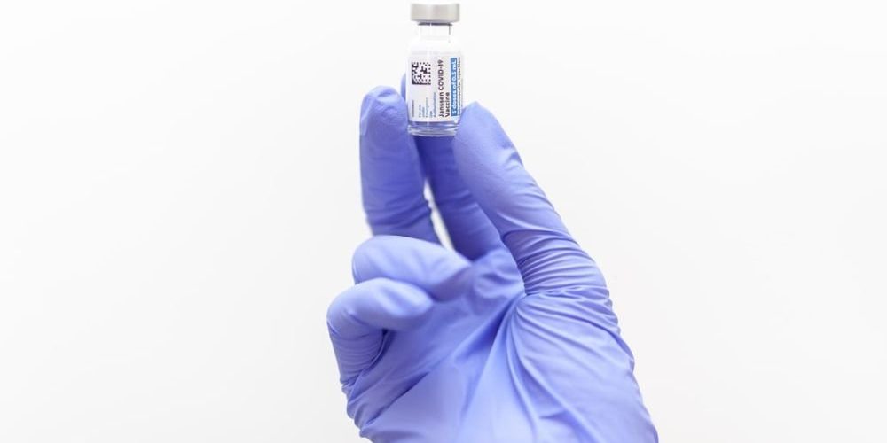 Вакцину от коронавируса связали с ещё одним редким побочным эффектом