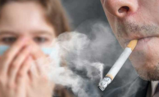 Японские ученые доказали негативное влияние табачного дыма на глаза человека