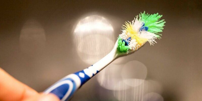 Названы продукты, способные заменить зубную щётку