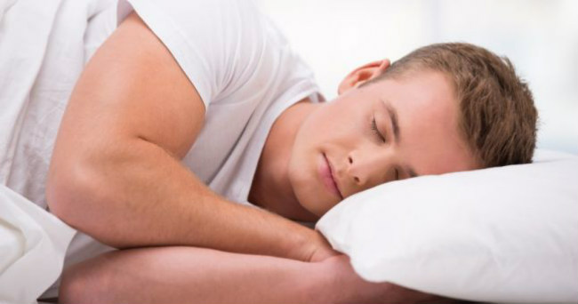 Названа оптимальная поза сна для здоровья мозга